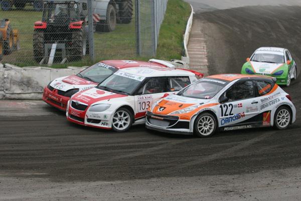 Ulrik Linnemann (Peugeot 207) og Andreas Steffen (Skoda Fabia) i infight ved 2012-sæsonåbneren på det tyske mesterskab afviklet på netop Estering, som ligger i Buxtehude i udkanten af Hamburg; et løb som Ulrik i øvrigt vandt
(Foto: www.rallycross-dm.de)